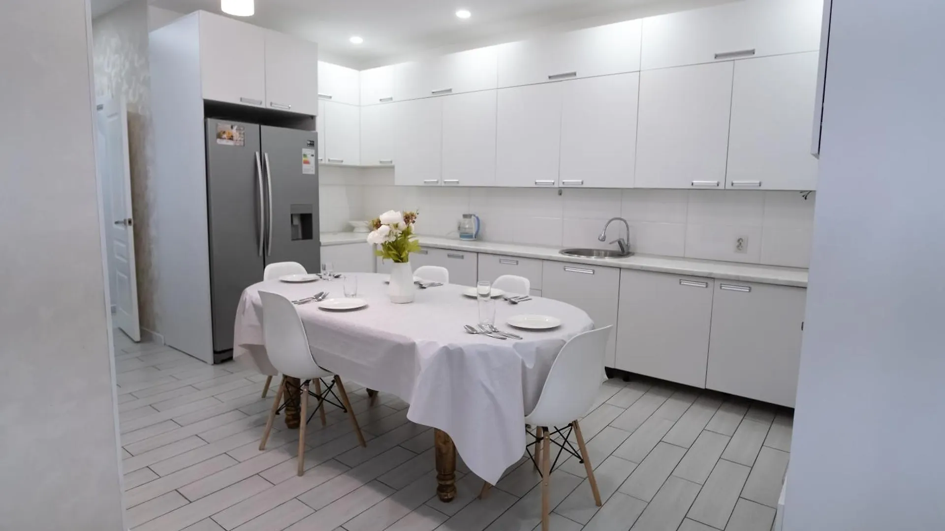 Просторная 4-Комнатная Квартира В Центре Города Для Семейных Almatý Apartamento